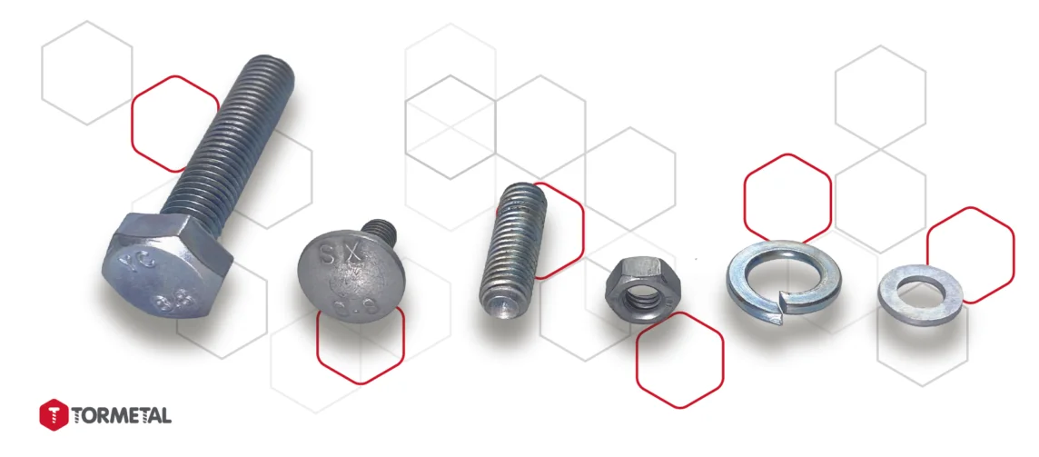 Tornillos, tuercas y pernos con diferentes tratamientos superficiales con el logo de Tormetal