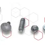 Tornillos, tuercas y pernos con diferentes tratamientos superficiales con el logo de Tormetal