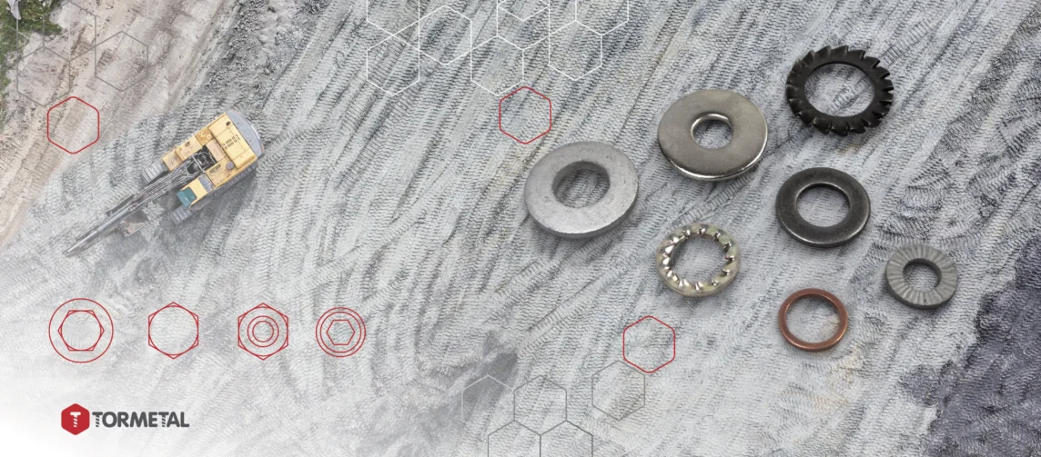 Tipos de arandelas industriales variadas sobre superficie técnica con maquinaria en obra