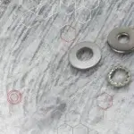 Tipos de arandelas industriales variadas sobre superficie técnica con maquinaria en obra